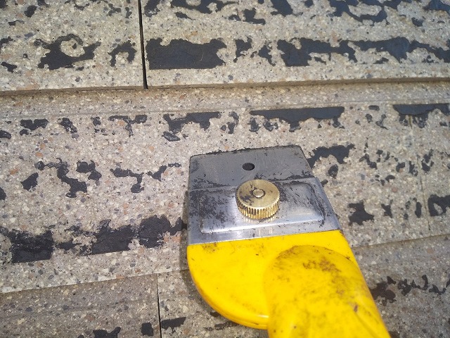 粘着テープの除去作業